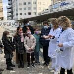 Annia, junto a compañeros la escuela Frederic Mistral, hizo entrega de las 14.000 estrellas navideñas que decorarán estas fiestas el hospital materno infantil de Vall d'Hebron