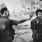 1968: Un oficial de policía ejecuta a un presunto miembro del Viet Cong.