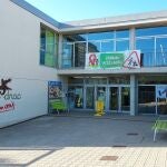 Escuela Turó del Drac, en Canet de Mar, con una pintada a favor de la escuela en catalán.