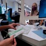 Desde hoy 15 de diciembre los madrileños pueden recoger un test de antígenos de forma gratuita en su farmacia