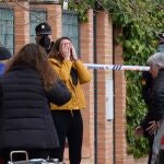 Agentes del Cuerpo Nacional de Policía y efectivos de Emergencias Sanitarias atienden a los familiares de la víctima