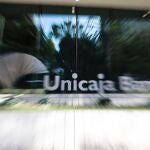 Vista parcial con movimiento de la sede central de Unicaja Banco en Málaga