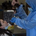 Un sanitario realiza un test covid en Johannesburgo
