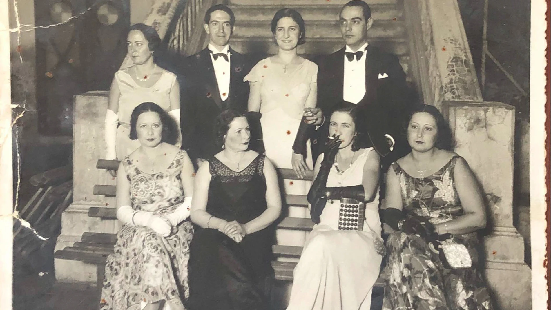 María, protagonista de 'Paloma en Madrid', aparece en la imagen con un cigarrillo junto a sus hermanas