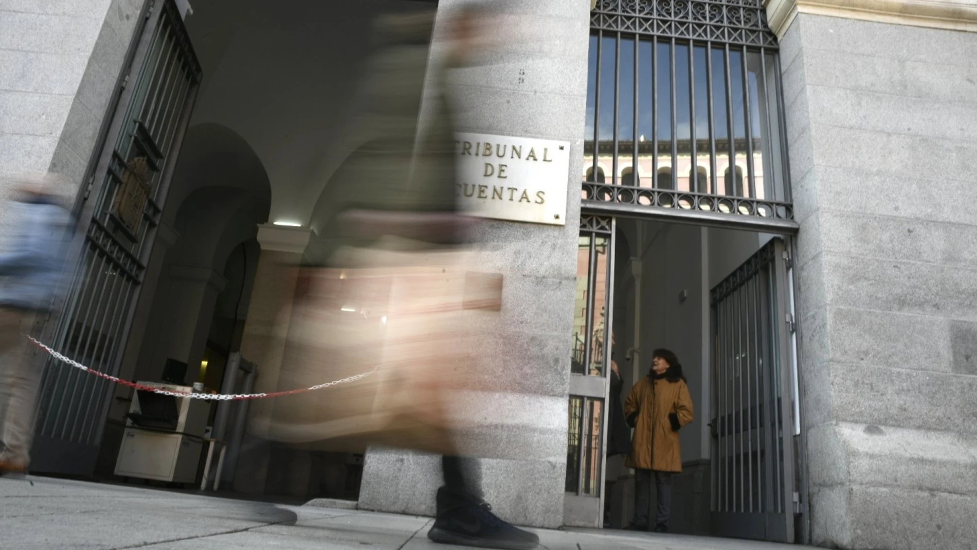 Puerta principal del edificio del Tribunal de Cuentas