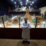 Jorge Garrido maestro artesano encargado de la elaboración del Belén de Chocolate de Rute. EFE/ Salas