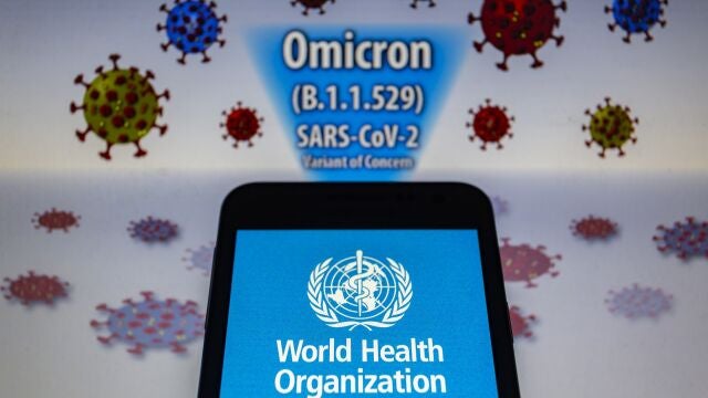 Logotipo de la Organización Mundial de la Salud (OMS) junto a información sobre la variante ómicron del coronavirus