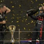 Verstappen, junto a Christian Horner en el podio de Abu Dabi