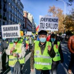 Un hombre sostiene una pancarta donde se lee "¡Defiende tu salud!", en una manifestación en defensa de la Atención Primaria, en una imagen de archivo