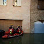 Bomberos navegan con una lancha en una calle inundada, a 12 de diciembre de 2021, en Tudela, Navarra (España). La crecida del Ebro ha provocado que en Tudela se hayan inundado por filtración, a través de la red de alcantarillado, zonas bajas del casco antiguo próximas al río. No se han registrado incidencias más allá de las normales en esta situación de excepcionalidad, si bien se encuentran anegados garajes, bajeras y algunos comercios,12 DICIEMBRE 2021;TUDELA;NAVARRA;TEMPORAL;EBROIván Delgado / Europa Press12/12/2021