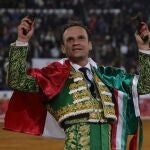 MEX500. CIUDAD DE MÉXICO (MÉXICO), 12/12/2021.- El torero español Antonio Ferrera celebra luego de lidiar a su segundo toro, "Ayate" de 585 kg, hoy, durante la corrida Gudalupana de la temporada grande La Reapertura, en la Plaza de Toros México de la Ciudad de México. EFE/ Mario Guzmán