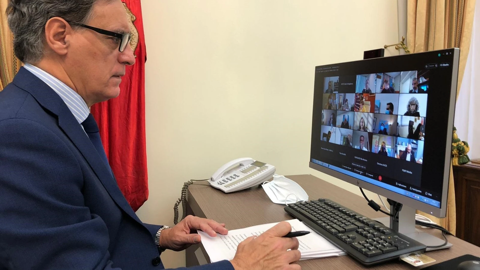 El alcalde Carlos García Carbayo en la reunión telemática desde el Ayuntamiento de Salamanca