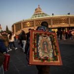 FOTODELDÍA - MEX394. CIUDAD DE MÉXICO (MÉXICO), 12/12/2021.- Peregrinos llegan este domingo a la Basílica de Guadalupe para festejar el Día de la Virgen de Guadalupe, en la Ciudad de México. México volvió a celebrar este domingo con fervor y decenas de miles de peregrinos el Día de la Virgen de Guadalupe después de que el año pasado la Basílica en su honor de la Ciudad de México permaneciese cerrada por la pandemia de covid-19. EFE/Madla Hartz