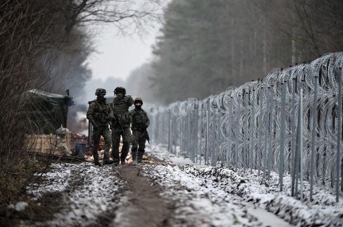 Soldados polacos patrullan en la frontera entre Polonia y Bielorrusia.