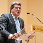 El ministro de Inclusión, Seguridad Social y Migraciones, José Luis Escrivá, interviene en el acto de presentación de la exposición "Sueños de ayer y de hoy... sueños en el mar", a 13 de diciembre de 2021, en Madrid, (España)