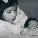 Lina, con su hijo Gerardo en brazos