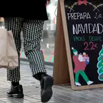 Una persona pasa ante el escaparate de un comercio del centro de Valencia este lunes