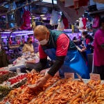 Ambiente en el Mercado Maravillas el fin de semana previo a la llegada de la Navidad