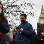 Londinenses hacen cola para vacunarse contra la covid, en una imagen de archivo