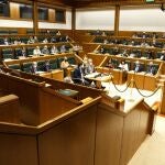El consejero de Hacienda, Pedro Azpiazu, en un pleno del Parlamento Vasco