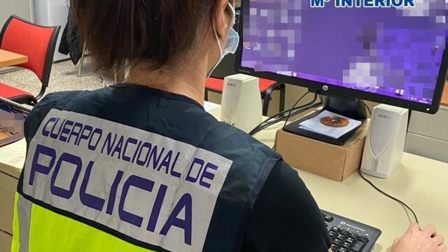 Una agente de la Policía Nacional especializada en delitos informáticos, en una imagen de archivo