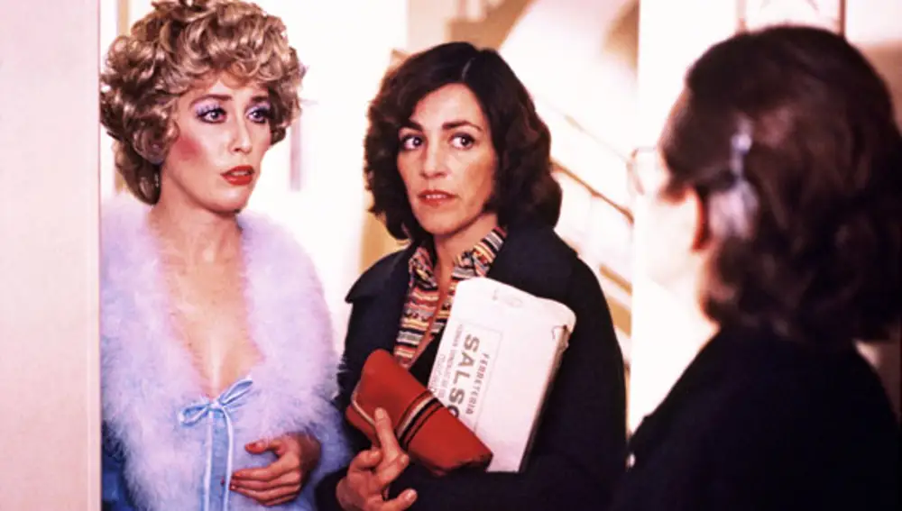 Verónica Forqué y Carmen Maura en "¿Qué he hecho yo para merecer esto?"