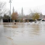 Foto de archivo del río Ebro a su paso por Zaragoza. En casos como éste, se activará el sistema de alertas