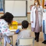 Personal sanitario vacuna a un menor de 12 años en el CEIP Soler i Godes