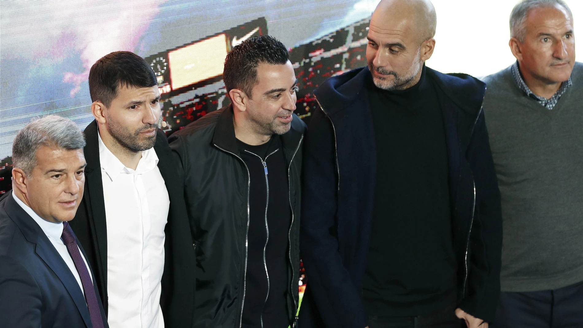 Agüero con Laporta, Xavi, Agüero y "Txiki" Begiristain