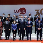 Foto de familia, en la primera fila, la presidenta de Banco Santander, Ana Botín; el presidente del PP, Pablo Casado; la vicepresidenta primera y ministra de Asuntos Económicos y Transformación Digital, Nadia Calviño; el rey Felipe VI; el presidente de CEAJE, Fermín Albaladejo; el alcalde de Madrid, José Luis Martínez-Almeida y el presidente de la CEOE, Antonio Garamendi, posan en el acto de entrega del XVIII Premio Nacional Joven Empresario, en el Auditorio Banco Santander