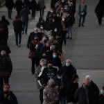 Un grupo de personas esperan a recibir la tercera dosis de la vacuna contra el Covid-19, en la Fira de Barcelona, a 15 de diciembre de 2021, en Barcelona, Catalunya (España)