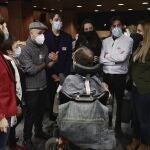 La coportavoz de Podemos, Isa Serra (i) y el portavoz de Unidas Podemos, Pablo Echenique (d) junto a familiares de los seis de Zaragoza, en las jornadas informativas sobre ‘Los 6 de Zaragoza’, en la sala Clara Campoamor del Congreso
