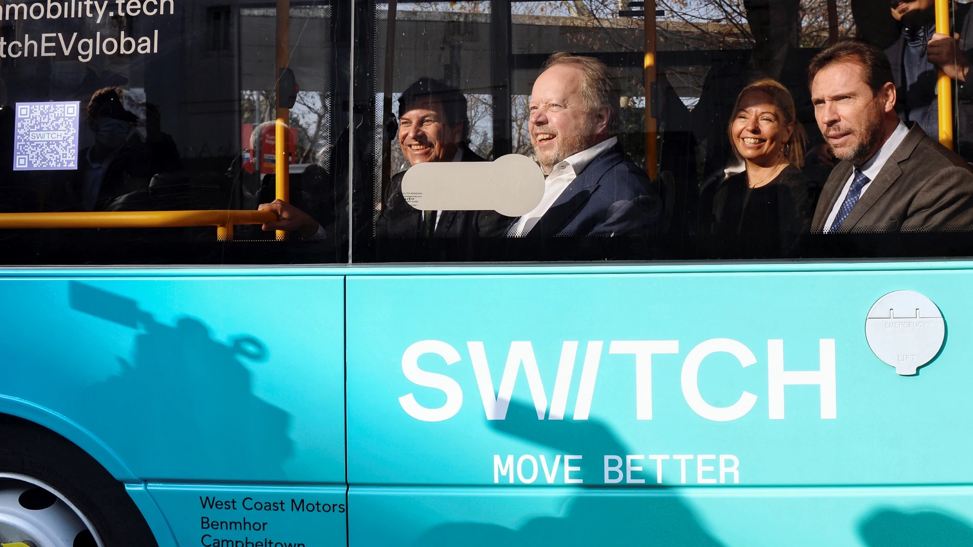 El consejero de Economía de la Junta de Castilla y León, Carlos Fernández Carriedo (izda.-dcha.), el CEO de Switch Mobility, Andy Palmer, la directora de Switch Mobility Europa, Eva Driessen, y el alcalde de Valladolid, Óscar Puente