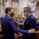 El presidente de la Junta de Andalucía, Juanma Moreno (i), y el secretario general del PSOE-A, Juan Espadas. Efe
