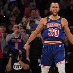 Stephen Curry celebra su récord de triples.