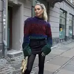 Emili Sindlev con una minifalda que tiene efecto piernas infinitas.