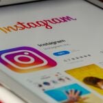 Las redes sociales son, cada vez más, las únicas vías de comunicación de los más jóvenes | Fuente: UNSPLASH/CC/SOUVIK BANERJEE