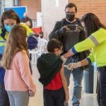 Una enfermera de Servicio Murciano de Salud administra la vacuna de la covid a un niño acompañado, este miércoles en el Palacio de los Deportes de Murcia