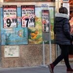 Una mujer camina frente a una charcutería en Madrid, en una imagen de archivo