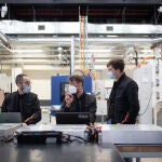 Varios trabajadores en el nuevo Test Center Energy (TCE) de SEAT en Martorell, Barcelona