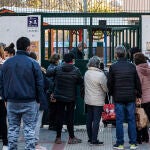 Varios acompañantes de niños y niñas, en la entrada del colegio público CEIP Antonio Machado