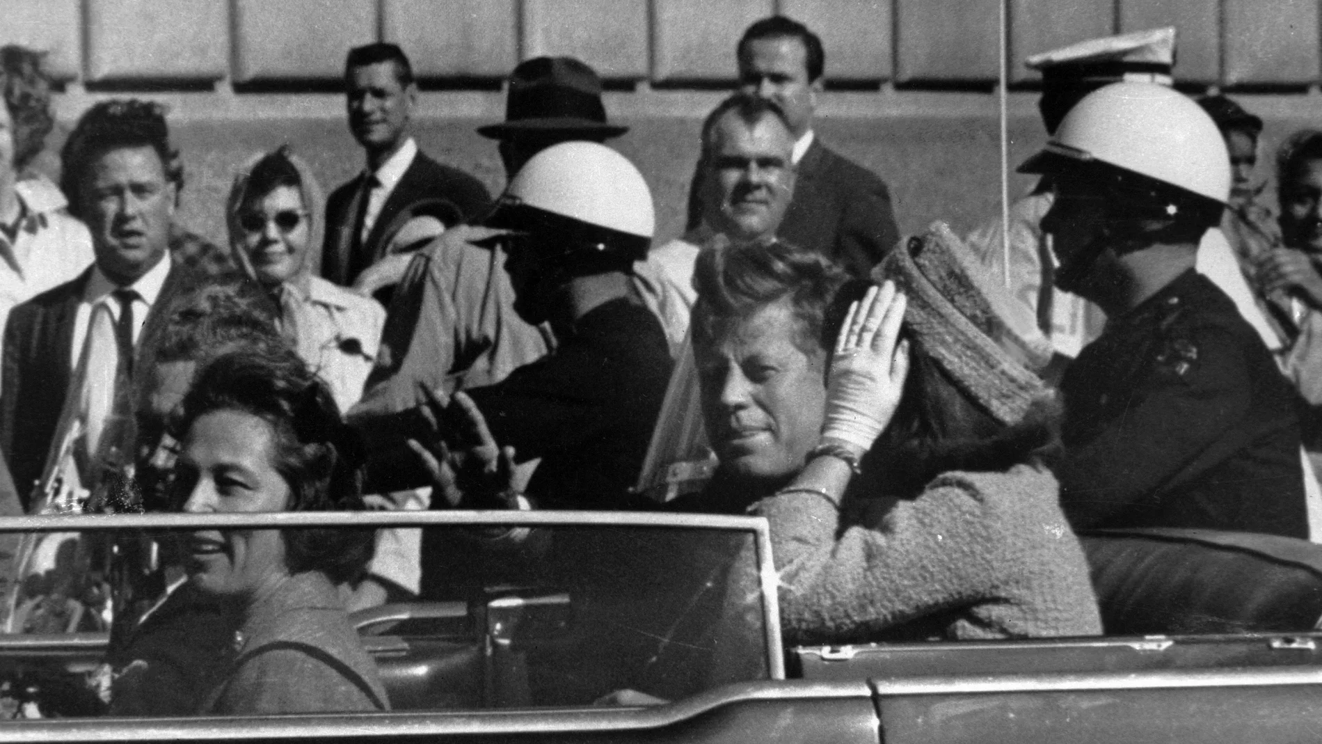 John F. Kennedy, acompañado de Jacqueline, momentos antes de ser asesinado en Dallas