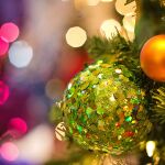 Imagen detalle de bolas y luces de navidad de un árbol instalado en la vía pública
