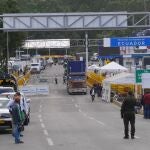 AME4627. TULCÁN (ECUADOR), 15/12/2021.- Camiones cruzan la frontera de Ecuador y Colombia tras su reapertura hoy, miércoles en Tulcán (Ecuador). Las dos naciones reabrieron este miércoles su frontera terrestre al paso, hasta 11 kilómetros, de conductores de camiones de carga pesada, en una medida para aliviar el transporte de mercancías entre los dos países. Así lo refrendaron ambos Gobiernos en un protocolo que sus respectivos ministros de Transporte, Marcelo Cabrera y Ángela María Orozco, firmaron en la sede del ECU911.EFE/ Xavier Montalvo