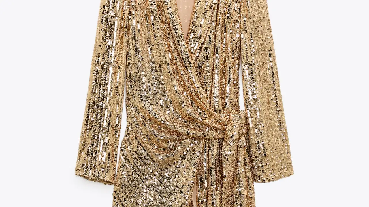 Vestido de manga larda en tono dorado.