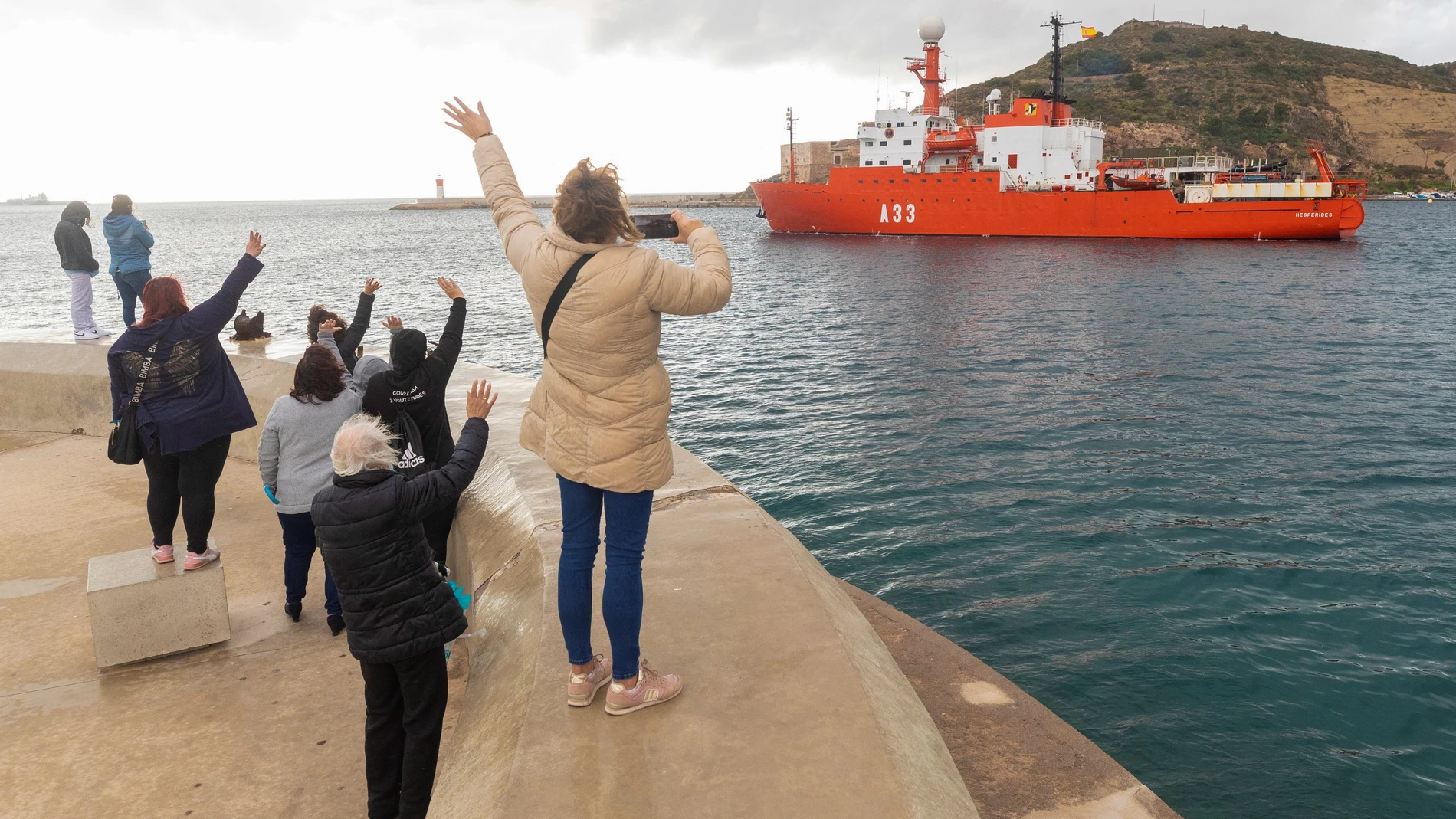 Familiares de la tripulación del buque español de investigación oceanográfica Hespérides se despiden desde el faro de la Curra de Cartagena tras zarpar para su nueva campaña antártica