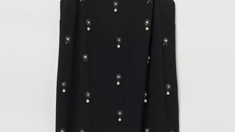 Vestido lencero con toques plateados.