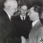 A la izquierda, Richard Strauss, estrechando la mano de Joseph Goebbels
