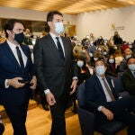 Los consejeros de la Presidencia, Ángel Ibañez y de Fomento y Medio Ambiente, Juan Carlos Suárez- Quiñones hacen entrega de las medallas a los funcionarios de la Junta