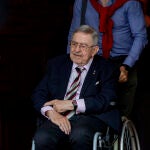 El Rey Constantino, en silla de ruedas, tras sufrir una embolia pulmonar